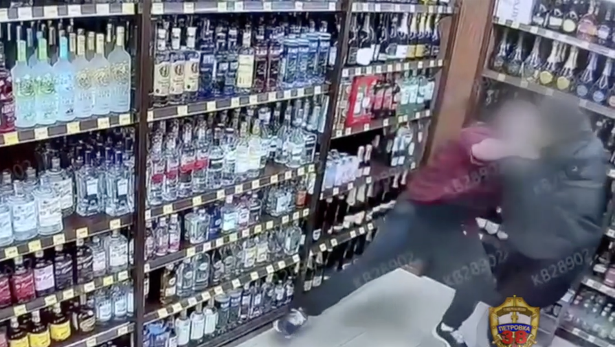 Сотрудник столичного алкомаркета напал на посетителя и выстрелил ему в бедро