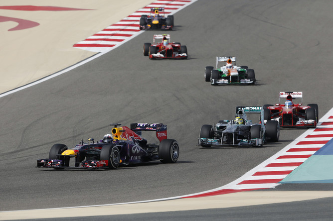Себастьян Феттель (на переднем плане) выиграл Гран-при Бахрейна