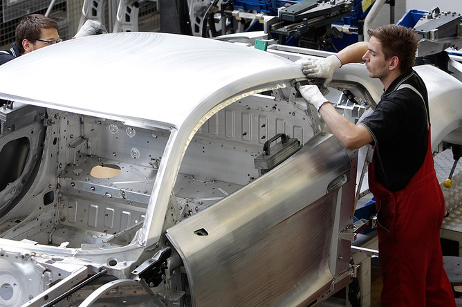 Сборка автомобиля Audi R8 на заводе