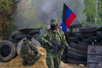 Представители сил самообороны защищают блокпост около Славянска
