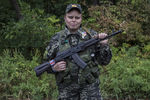 Женщина, воюющая на стороне ополченцев, позирует с винтовкой в Донецке