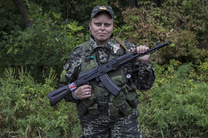 Женщина, воюющая на стороне ополченцев, позирует с винтовкой в Донецке