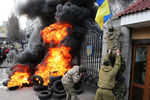 Участники акции протеста бойцов батальона «Айдар» и их сторонники жгут автомобильные покрышки у здания министерства обороны Украины в Киеве