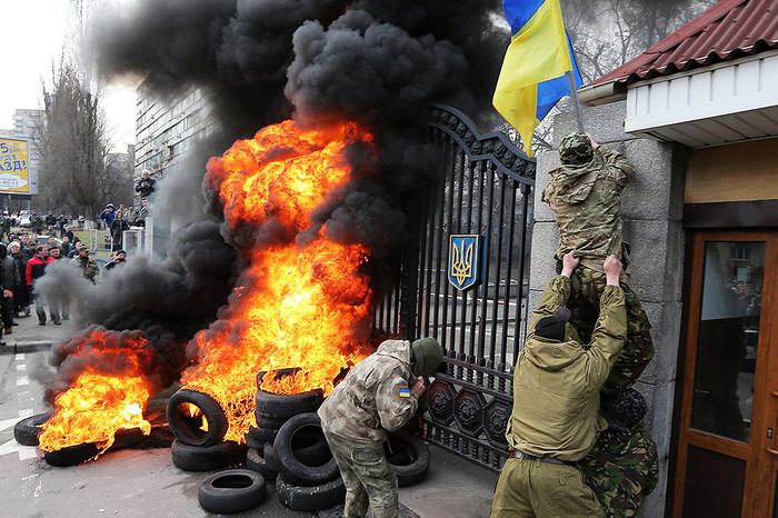 Участники акции протеста бойцов батальона &laquo;Айдар&raquo; и их сторонники жгут автомобильные покрышки у&nbsp;здания министерства обороны Украины в&nbsp;Киеве
