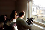 Сотрудники «Газеты.Ru» наблюдают за солнечным затмением из окна редакции
