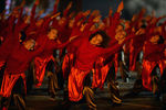 Участники театрализованного шоу во время праздничного концерта на Красной площади