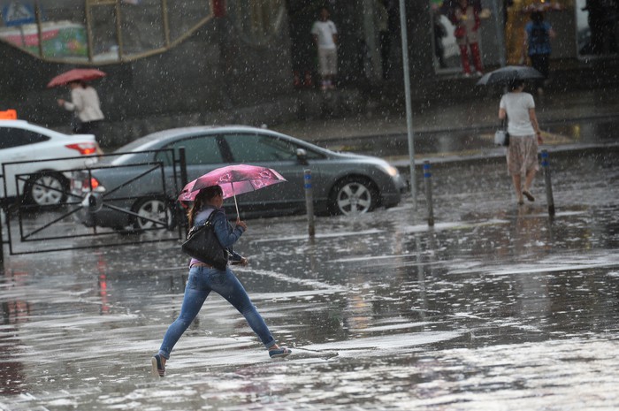 Люди на&nbsp;улице у&nbsp;метро &laquo;Партизанская&raquo; во время сильного дождя в&nbsp;Москве
