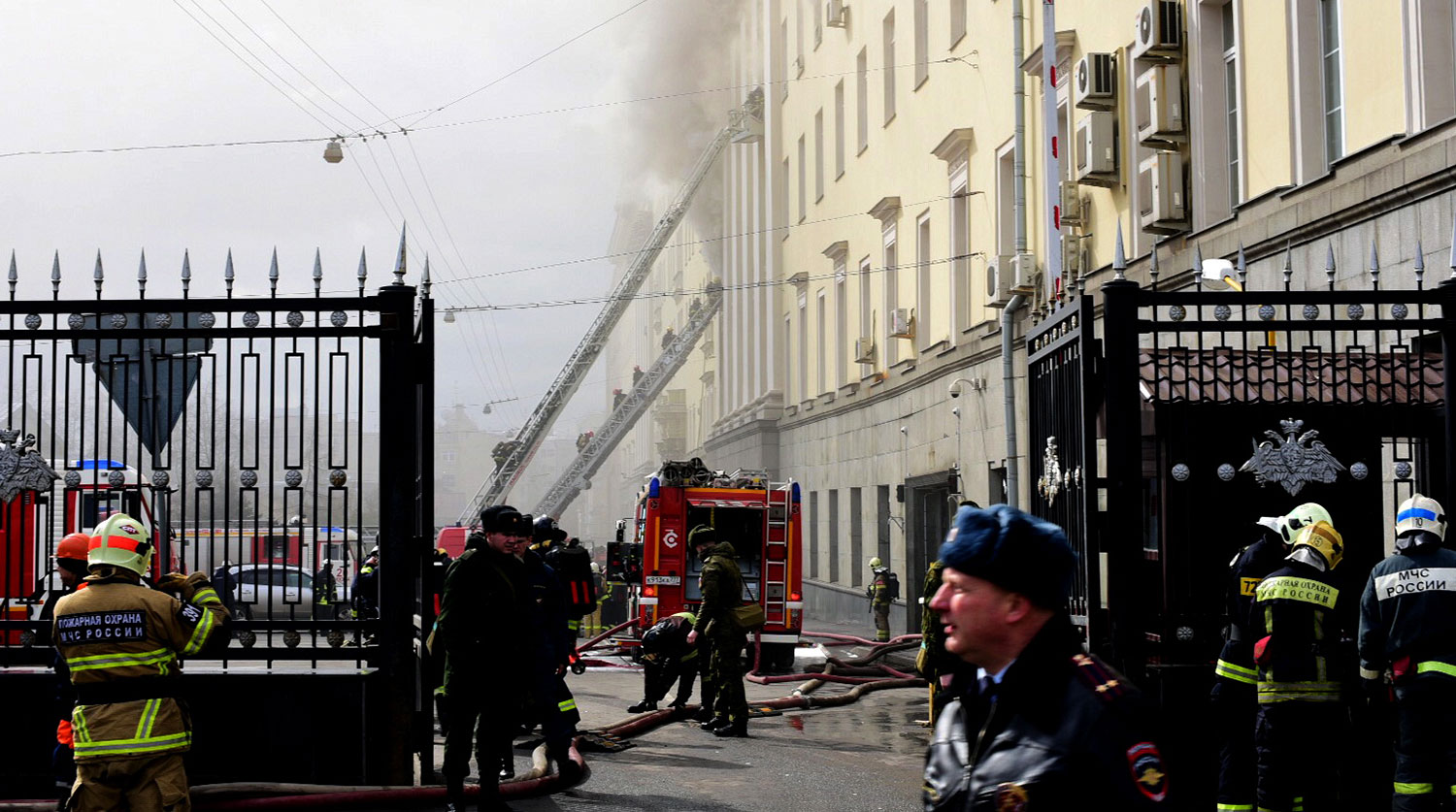 На месте тушения пожара в здании Министерства обороны России