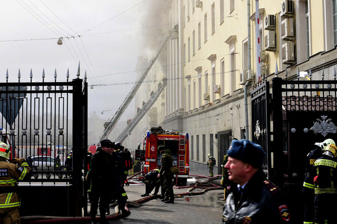 На месте тушения пожара в здании Министерства обороны России