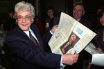 Аллан Чумак с «заряженной» газетой на благотворительном балу прессы, 1992 год
