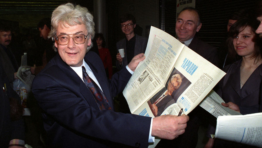 Аллан Чумак с&nbsp;&laquo;заряженной&raquo; газетой на&nbsp;благотворительном балу прессы, 1992 год