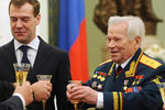 Президент России Дмитрий Медведев принимает в Кремле конструктора-оружейника Михаила Калашникова, 2009 год