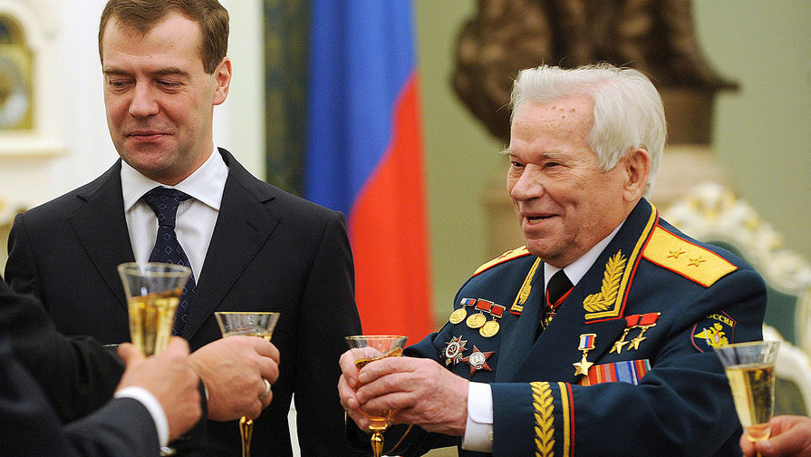 Президент России Дмитрий Медведев принимает в Кремле конструктора-оружейника Михаила Калашникова, 2009 год