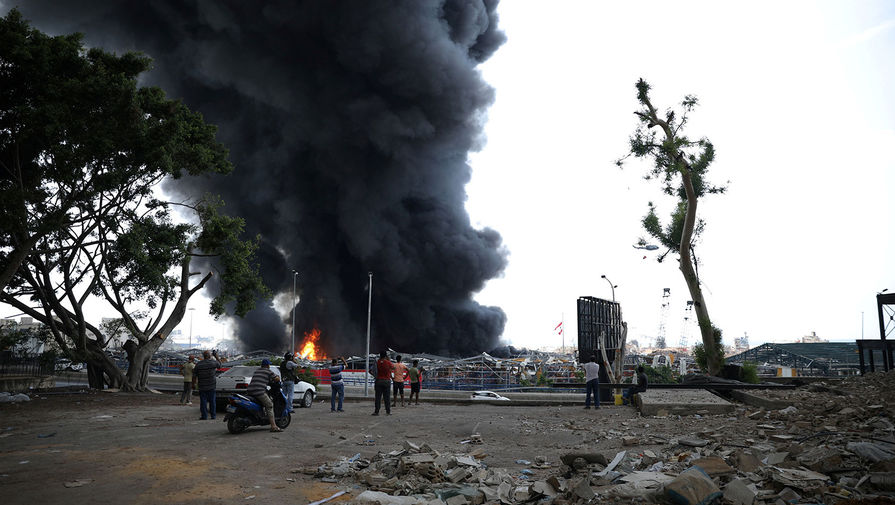 Горожане наблюдают за&nbsp;пожаром в&nbsp;порту Бейрута, 10 сентября 2020 года
