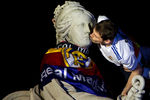 Икер Касильяс целует статую богини в фонтане Сибелеса, во время празднования победы в Кубке Испании, Мадрид, 2011 год