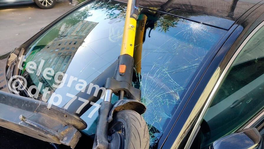 В Балашихе мужчина бросил электросамокат в лобовое стекло автомобиля