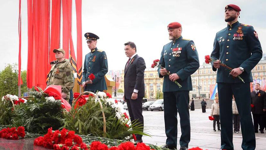 Воробьев возложил венки к Вечному огню у стен Кремля