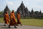 Буддийские монахи в храмовом комплексе Севу в День Весака в Клатене, Индонезия, 2 июня 2023 года