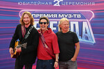 Певец Александр Иванов (IVAN), певец, актер, продюсер Станислав Ярушин и композитор, музыкальный продюсер Виктор Дробыш на церемонии вручения ХХ национальной телевизионной премии в области популярной музыки МУЗ-ТВ 2025. Легенда в Live Арене в Москве, 7 июня 2025 года
