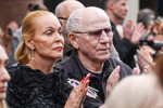 Актеры Алена Яковлева и Валерий Баринов во время выноса гроба после церемонии прощания с Валентиной Талызиной в Государственном академическом театре имени Моссовета, 24 июня 2025 года