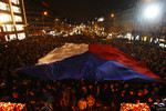18 декабря, когда было объявлено о смерти экс-президента Гавела, несколько тысяч человек вышли на центральную площадь Праги, чтобы поставить поминальные свечи к национальному символу – памятнику святому Вацлаву