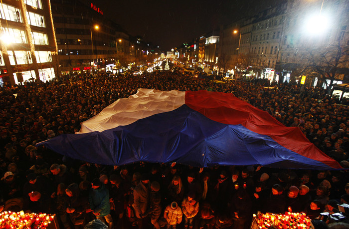 18&nbsp;декабря, когда было объявлено о&nbsp;смерти экс-президента Гавела, несколько тысяч человек вышли на&nbsp;центральную площадь Праги, чтобы поставить поминальные свечи к&nbsp;национальному символу – памятнику святому Вацлаву
