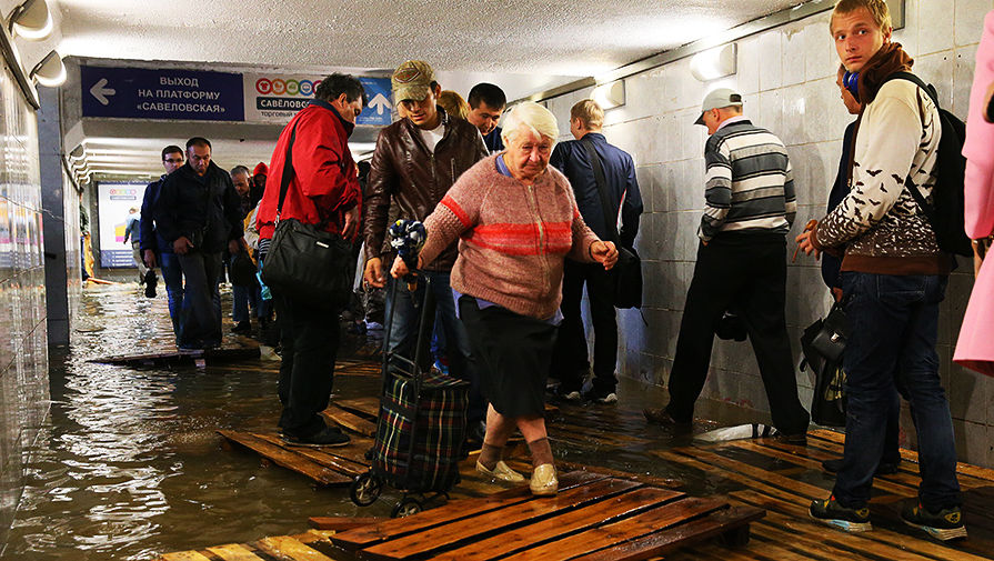 Горожане в подтопленном подземном переходе у станции метро «Савеловская»
