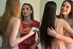 Участницы в гримерной перед началом выступления на XIX Республиканском конкурсе красоты «Мисс Татарстан – 2017» в Казани