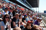 Зрители на трибуне перед стартом на российском этапе чемпионата мира по кольцевым автогонкам в классе «Формула-1»
