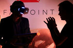 Посетители на стенде компании Sony на выставке Electronic Entertainment Expo в Лос-Анджелесе