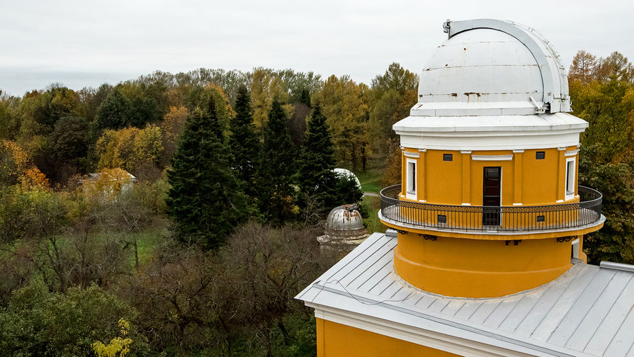 Вид на территорию Пулковской обсерватории с крыши главного здания