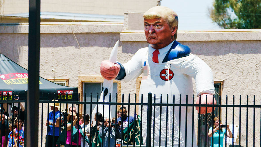 Участники демонстрации против миграционной политики президента США Дональда Трампа в Финиксе, штат Аризона, июнь 2018 года