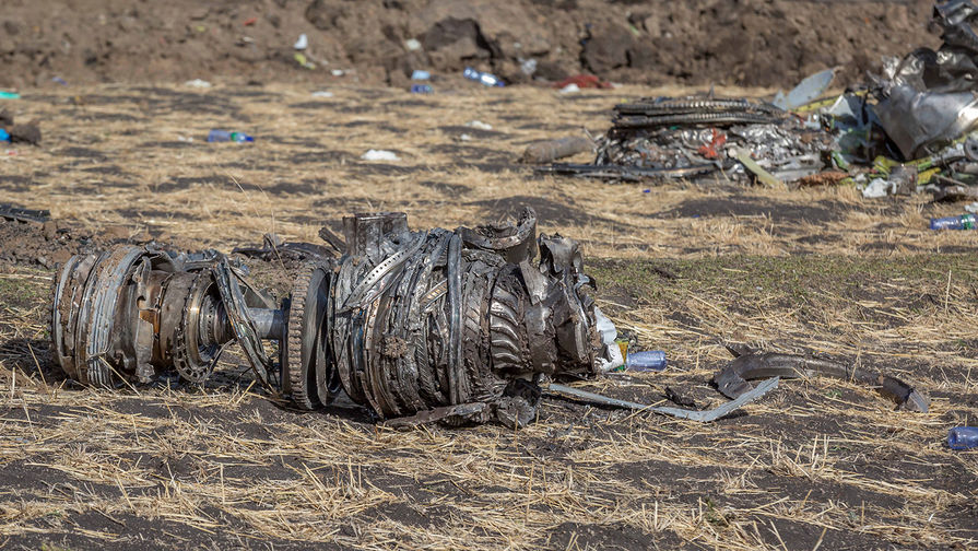 Обломки на месте крушения самолета Boeing 737 Max 8 авиакомпании Ethiopian Airlines, 11 марта 2019 года