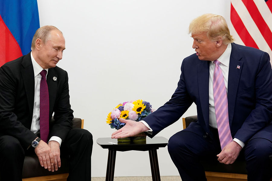 Президент России Владимир Путин и президент США Дональд Трамп во время встречи на саммите G20 в Осаке, 28 июня 2019 года 
