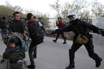 Полиция пытается разогнать группу мигрантов у порта Митилини в Греции, март 2020 года