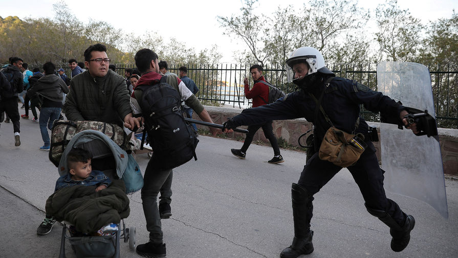 Полиция пытается разогнать группу мигрантов у&nbsp;порта Митилини в&nbsp;Греции, март 2020 года