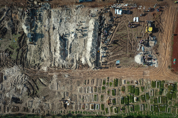 Вид с&nbsp;воздуха на&nbsp;массовое захоронение погибших после землетрясения в&nbsp;Джандарисе, Сирия