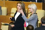 Депутаты Государственной Думы V созыва Алина Кабаева и Светлана Хоркина (слева направо) на первом пленарном заседании, 2007 год