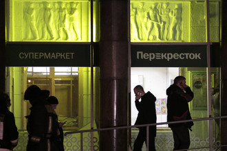 Сотрудники оперативных служб около входа в супермаркет в Санкт-Петербурге после взрыва, 27 декабря 2017 года