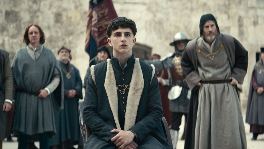 Кадр из фильма &laquo;Король&raquo; (2019)