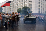 Воинские подразделения, перешедшие на сторону российского парламента, перед зданием Верховного Совета РСФСР, 20 августа 1991 года