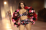 <b>Джилл Кортлев (Jill Kortleve)</b>
<br><br>
Уроженка Нидерландов, 31-летняя модель прославилась в 2018 году как центральное лицо показа весенне-летней коллекции бренда Alexander McQueen. «Открыл» Джилл Кортлев ее друг, который основал в Амстердаме агентство The Movement Models. Благодаря ему в 2020 году она стала одной из немногих моделей с формами, которые приняли участие в показе Chanel на Неделе моды в Париже.
<br><br>
<b>На фото:</b> Джилл Кортлев во время показа Victoria's Secret в Нью-Йорке, 2024 год