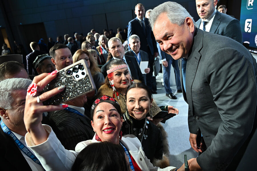 Секретарь Совета безопасности РФ, президент Русского географического общества Сергей Шойгу фотографируется с&nbsp;участниками фестиваля &laquo;Народы России и СНГ&raquo; в&nbsp;Центре международной торговли, 31&nbsp;октября 2025&nbsp;года