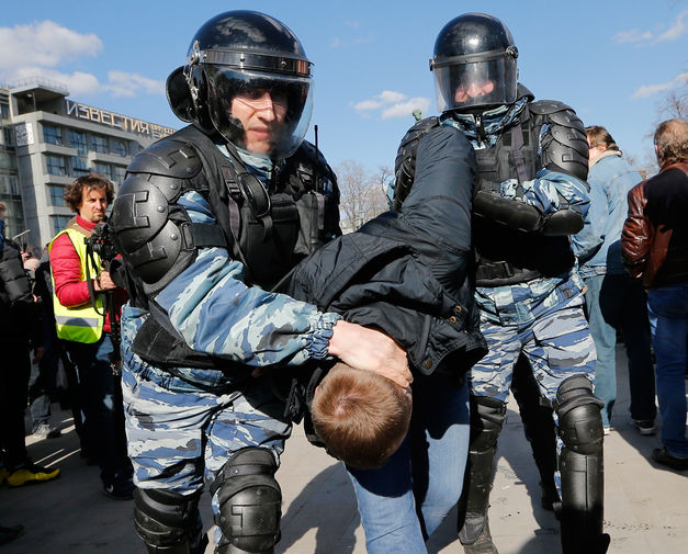 Во время задержания участника несанкционированной акции оппозиции против коррупции на&nbsp;Пушкинской площади, 26&nbsp;марта 2017&nbsp;года
