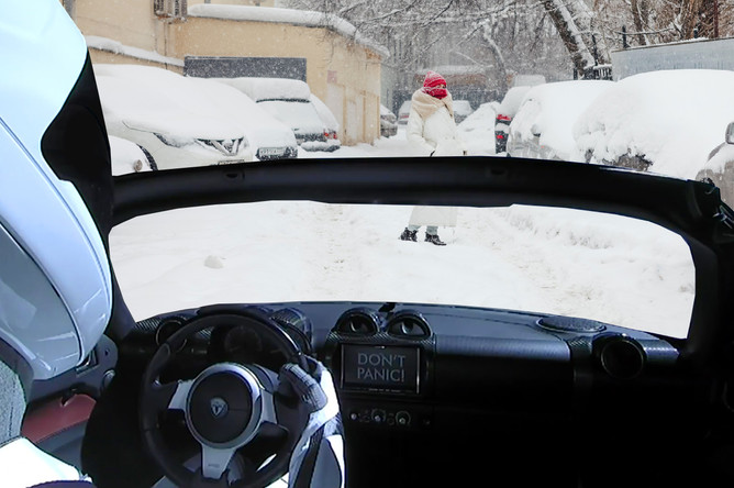 Tesla Roadster Илона Маска в Москве после снегопада (коллаж)