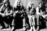 Группа Led Zeppelin в составе Джона Бонэма, Роберта Планта и Джимми Пейджа фотографируются с певицей Сэнди Денни в Лондоне, 1970 год