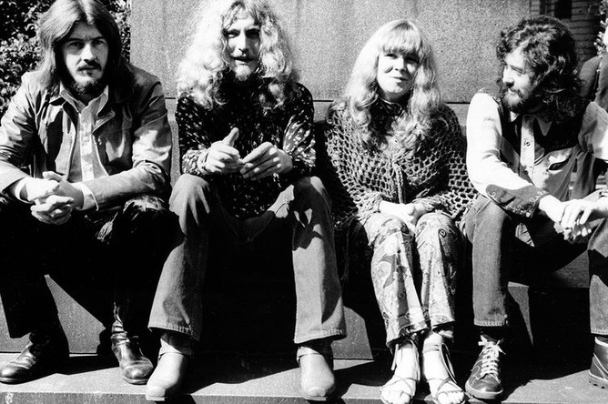 Группа Led Zeppelin в составе Джона Бонэма, Роберта Планта и Джимми Пейджа фотографируются с певицей Сэнди Денни в Лондоне, 1970 год