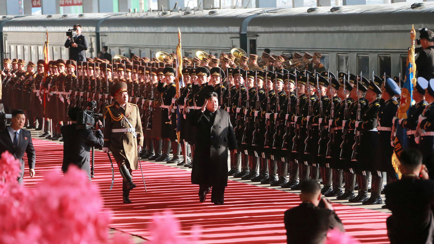 Высший руководитель КНДР Ким Чен Ын около&nbsp;своего поезда на&nbsp;станции в&nbsp;Пхеньяне перед&nbsp;отправлением на&nbsp;встречу с&nbsp;президентом США Дональдом Трампом во вьетнамском Ханое. Фотография опубликована агентством ЦТАК 23 февраля 2019 года
