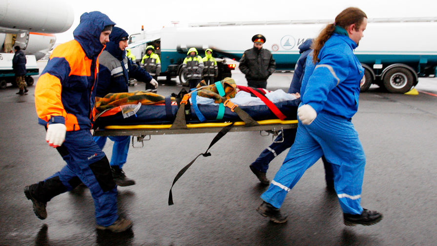 Транспортировка пострадавшего при пожаре в пермском клубе «Хромая лошадь» из самолета в вертолет в аэропорту в Москве, 2009 год