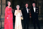 Королева Дании Маргрете II, королева Великобритании Елизавета II, принц Филипп и принц Хенрик в Музее естествознания в Лондоне, 2000 год